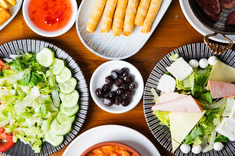 Mozzarella sticks with marinara dipping sauce